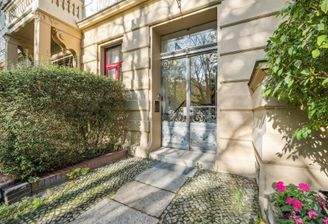 Einladender historischer Eingangsbereich mit zeitloser Eleganz