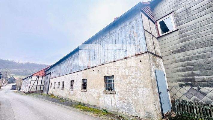 Seitenansicht Stallgebäude / Scheune / Zufahrt Hof