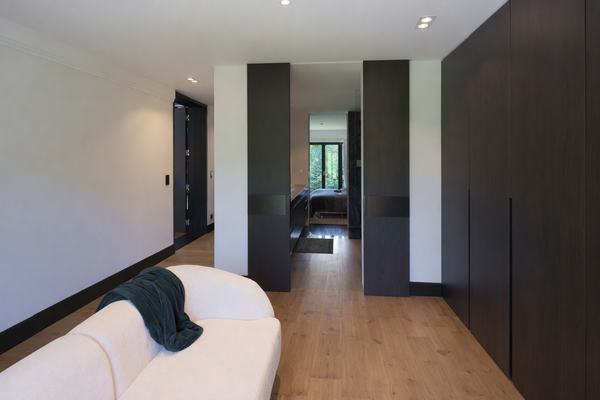 Ankleidezimmer mit Zugang zum Badezimmer 