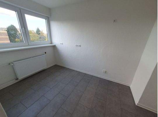 Leere Küche mit Fenster