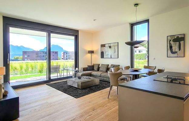 Riesacker_KI_Staging_B01_Esszimmer_Wohnzimmer_Kueche