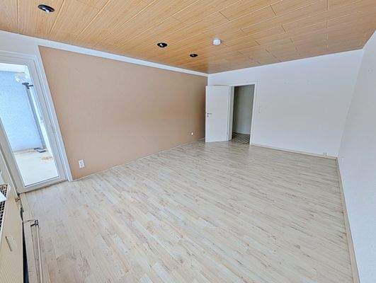 Wohnzimmer mit Balkonzugang