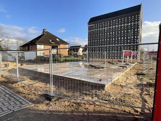 Der Aufbau des Endhauses beginnt