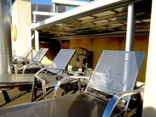 Schwimmbad mit Liegen