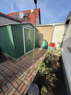 Gartenhaus hinter den Garagen