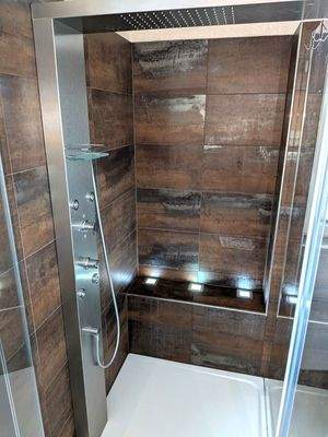 1.OG modernes Bad mit Dusche...