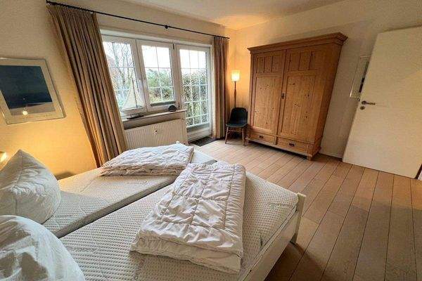 Geräumiges Schlafzimmer mit zweiter Terrasse