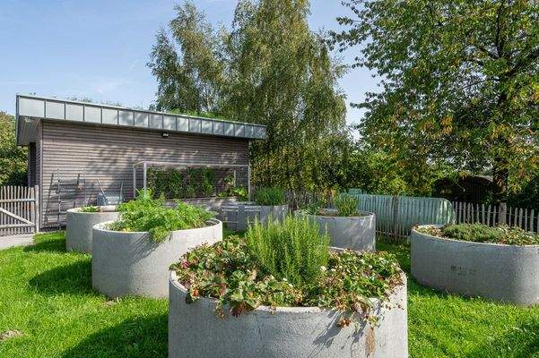 Gemüsegarten mit Hochbeeten