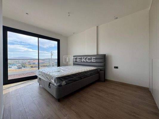 Semi-Detached Houses with Gardens and Pools in Çeşme Reisdere