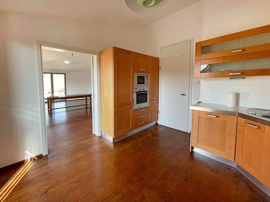 mit allen Elektrogeräten ausgestattet