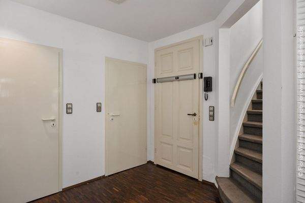 Flurbereich im Erdgeschoss mit zweiter gesicherter Haustür.