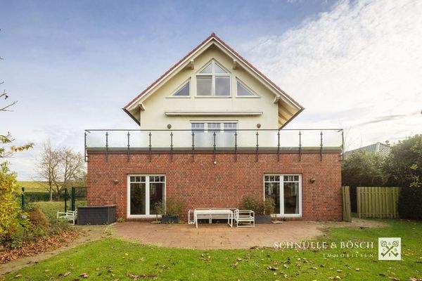 Eine große Dachterrasse zum innenliegenden Garten