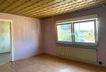 Das Wohnzimmer mit Blick ins Arbeitszimmer im EG