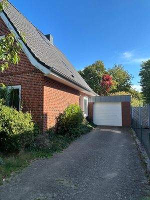 Hausansicht mit Garage