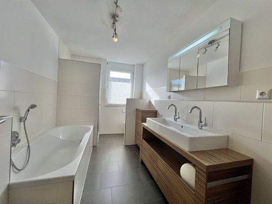 Modernes Tageslichtbad im OG mit Doppelwaschtisch,