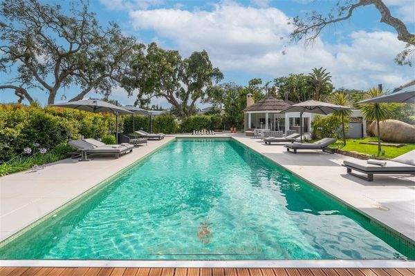 Traumhafter Pool in grüner Oase