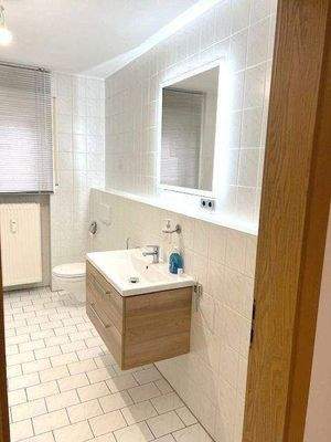 Bad mit Spiegel und Unterbauschrank