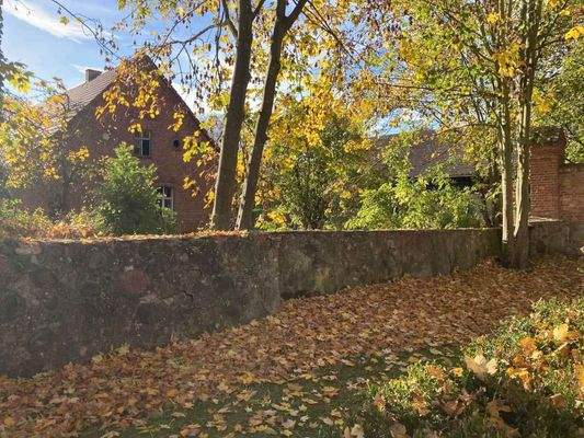 Blick aus Kirchhof zum Haus.jpg