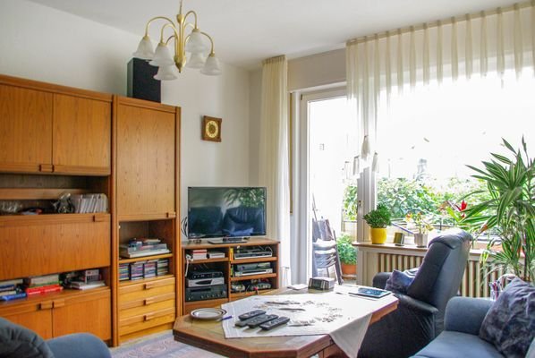 großzügiges Wohnzimmer mit Balkon