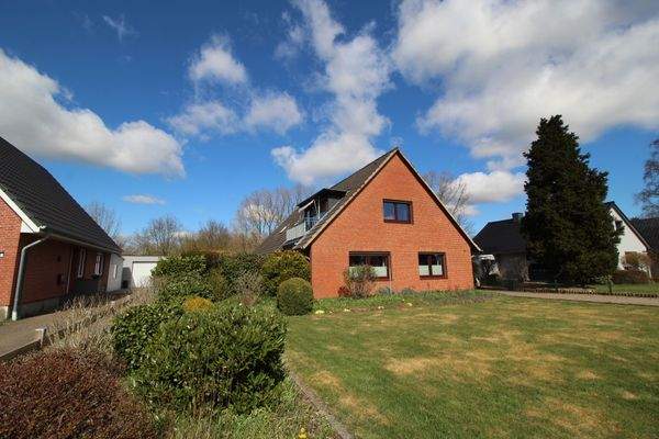 Außenansicht Front mit Balkon und Garten