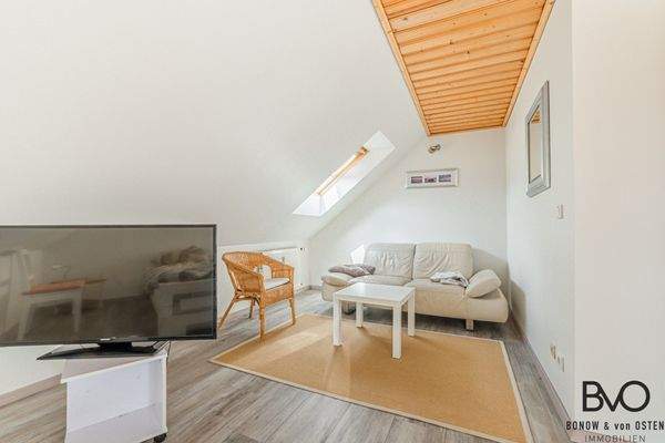 Heller Wohnbereich mit Dachschräge