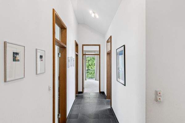 Geräumiger, lichtdurchfluteter Flur