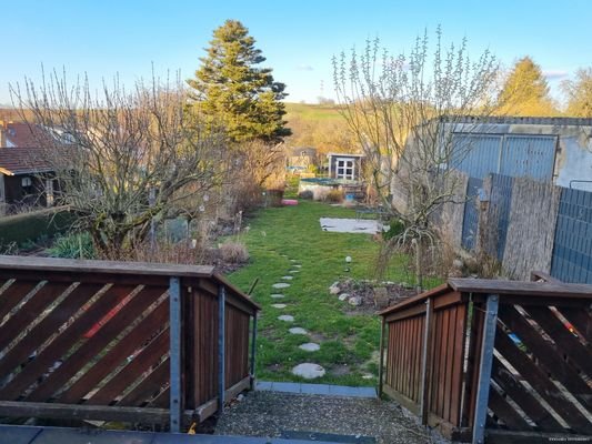 Garten von Terrasse aus