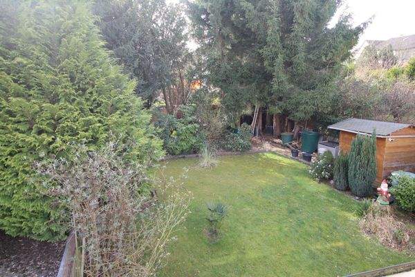 BLICK IN DEN GARTEN - BALKONANSICHT