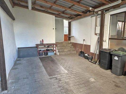 Geschlossener Carport