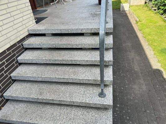 Granit-Treppenstufen zum Hauseingang 
