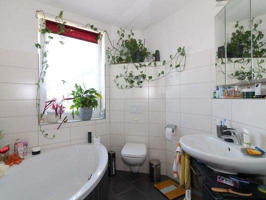 Badezimmer mit Badewanne OG