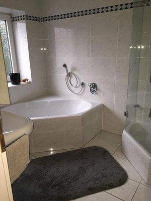 Großes Bad mit Wanne & Dusche