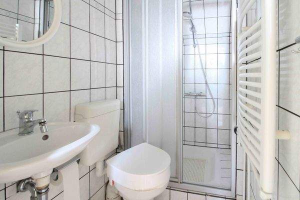 Badezimmer mit Dusche