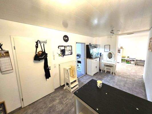 EG: Küche mit Blick zum Wohnzimmer