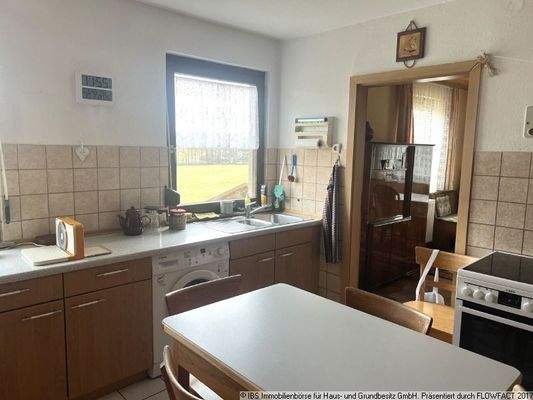 EG geräumige Küche