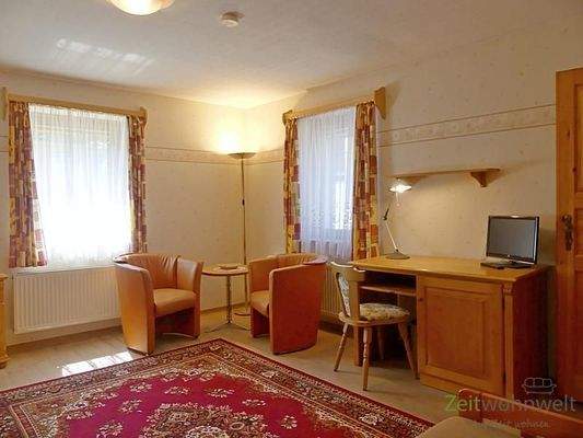 Sitzecke, Schreibtisch und TV