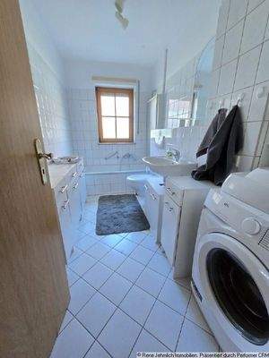 Bad mit Fenster und Wanne