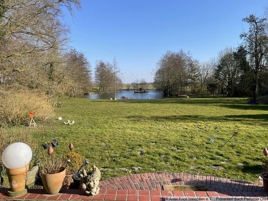 Blick von der Terrasse zum Teich