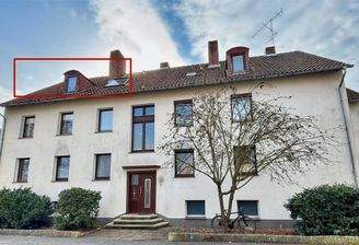 Ansicht von der Straße - Dachgeschosswohnung links