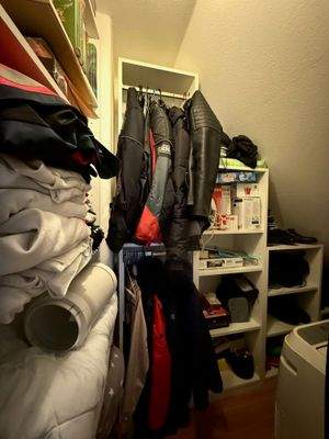 Kleiderschrank mit Regalen