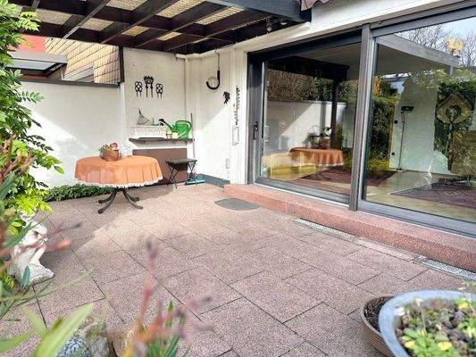 zur Hälfte überdacht.