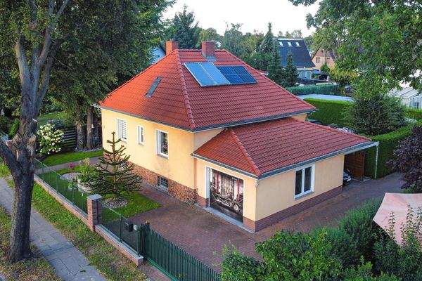 Straßenseite mit Garage, zusätzlichem Carport und PKW-Stellplatz