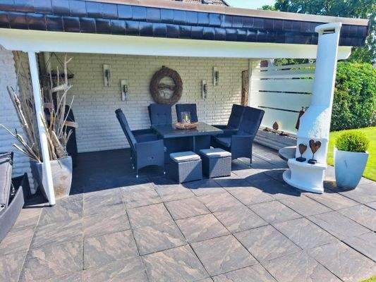 überdachte und windgeschützte Terrasse