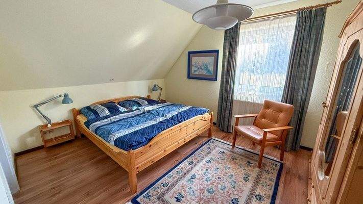 Schlafzimmer im Dachgeschoss der Wohneinheit