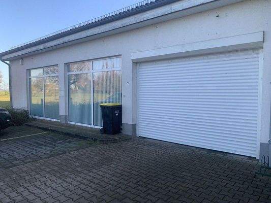 Haupteingang, Schaufenster 