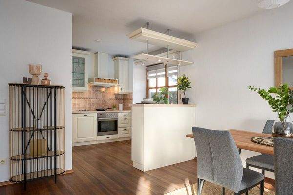 Offene Einbauküche mit Barbereich