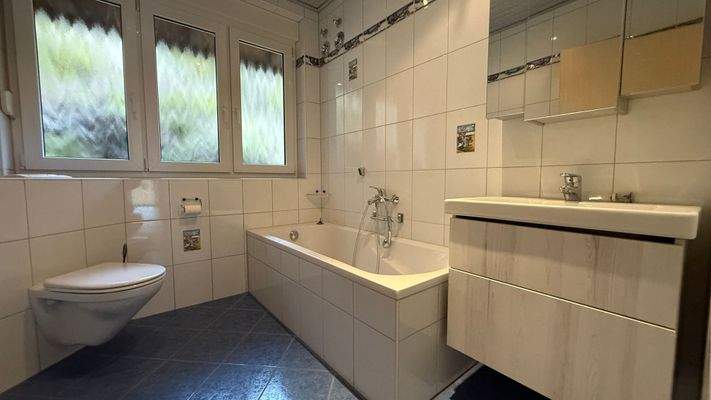 Tageslichtbad mit Wanne