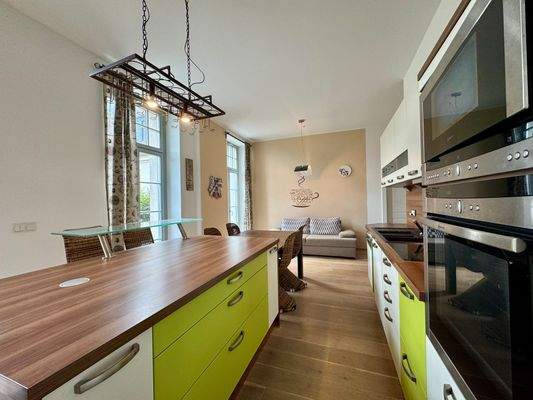 Wohnküche mit Einbauküche und Kücheninsel