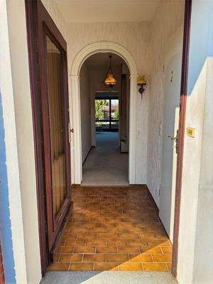 Flur mit Zugang zur Küche und dem Gäste-WC