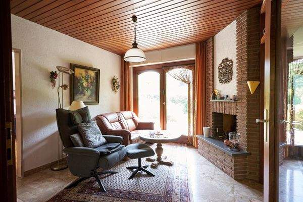 Kaminzimmer mit Zugang zur Terrasse